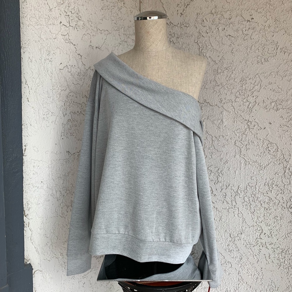 Jennifer López One Shoulder Sweatshirt